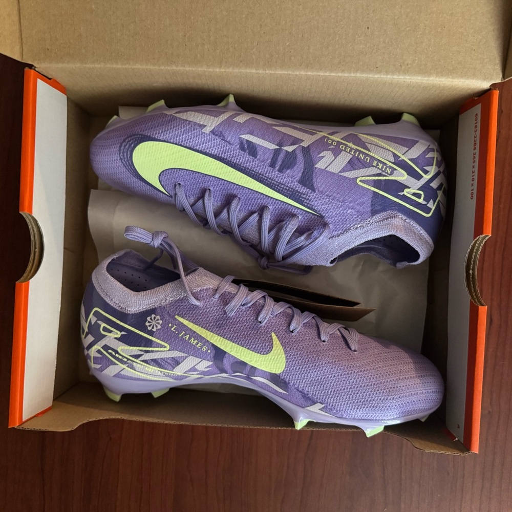 💜BRAND NEW NIKE SOCCER CLEATS💜
